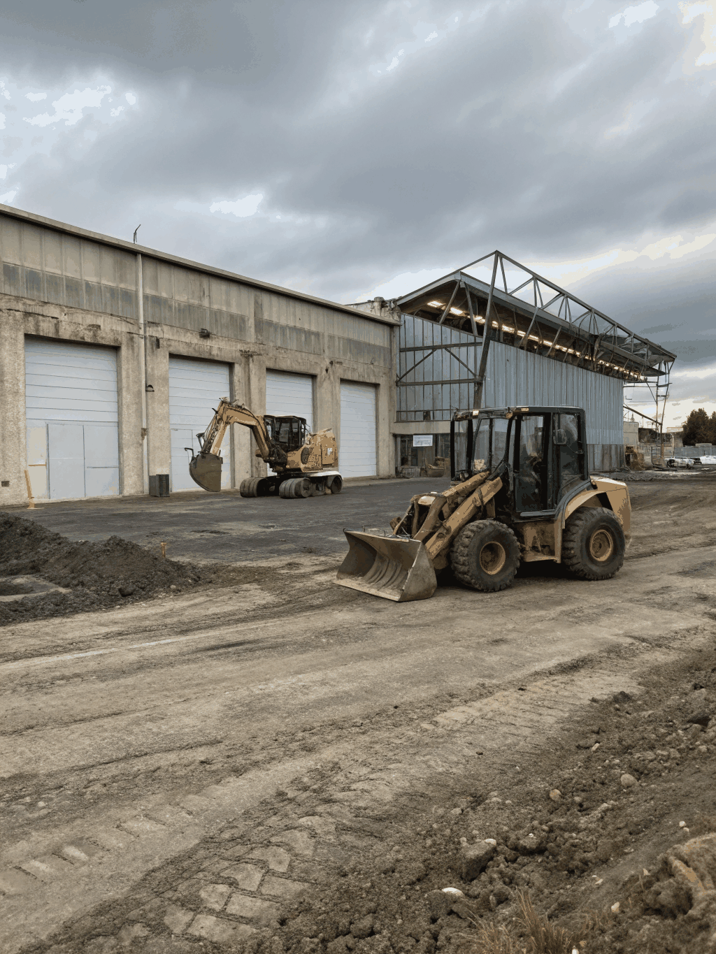 Heavy construction equipment monitoring